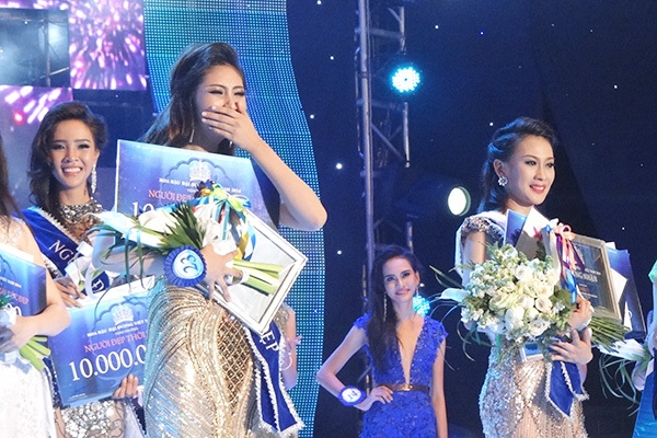 Đặng Thu Thảo bất ngờ khi nghe xướng tên lên ngôi hoa hậu