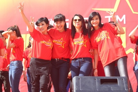 Phương Thanh, Quỳnh Hoa, Thanh Thảo và diễn viên Hiền Mai cười vui trong lúc giải lao