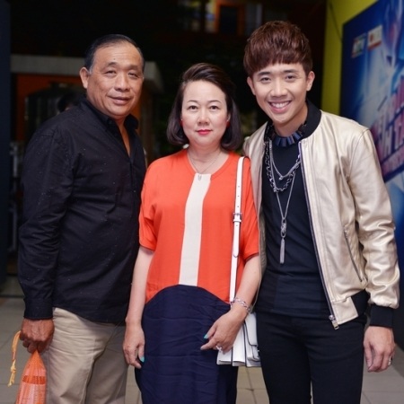 Trấn Thành dẫn ba mẹ theo cùng trong buổi biểu diễn tối qua