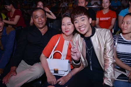 Trấn Thành cảm thấy hạnh phúc khi có ba mẹ ngồi xem dưới hàng ghế khán giả