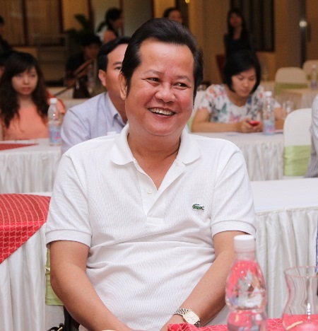 Những cây cầu tạm bợ thế này sẽ dần được thay thế bằng cầu bê-tông kiên cố