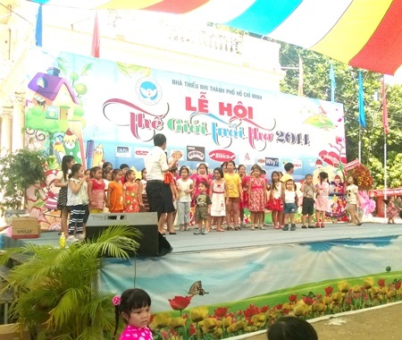 Siêu thị “lên ngôi” trong ngày Tết thiếu nhi bỏng rát - 2 Sân khấu chính tại nhà thiếu nhi TPHCM