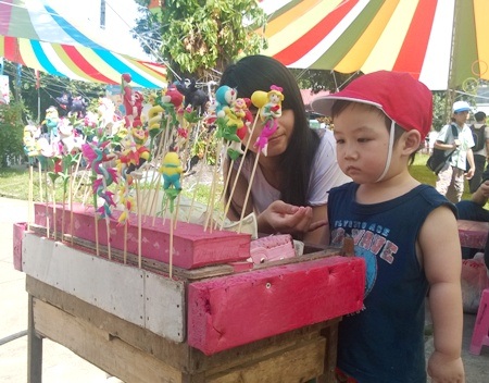 Siêu thị “lên ngôi” trong ngày Tết thiếu nhi bỏng rát - 3 Một em bé tò mò và lạ lẫm trước những chiếc tò he ngộ nghĩnh