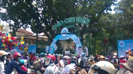 Siêu thị “lên ngôi” trong ngày Tết thiếu nhi bỏng rát - 8 Cảnh chật kín người trước cổng Thảo Cầm Viên