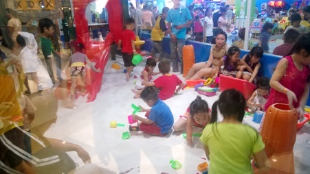 Siêu thị “lên ngôi” trong ngày Tết thiếu nhi bỏng rát - 11 Các bé say sưa chơi cùng nhau và đùa nghịch trên cát sạch