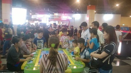 Siêu thị “lên ngôi” trong ngày Tết thiếu nhi bỏng rát - 12 Khu trò chơi điện tử cũng thu hút không kém trẻ em và người lớn