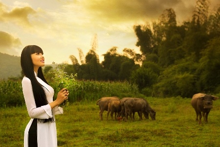 "Hoa hậu trả vương miện" e ấp trên đồng cỏ quê hương - 6 Cô đang tích cực xây dựng hình ảnh của một hoa hậu nhẹ nhàng và giản dị