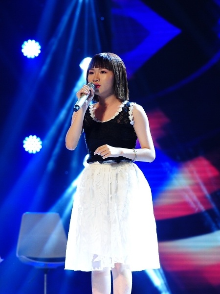 Cô nữ sinh trung học Hoàn Mỹ lần đầu tiên thể hiện ca khúc tiếng Việt