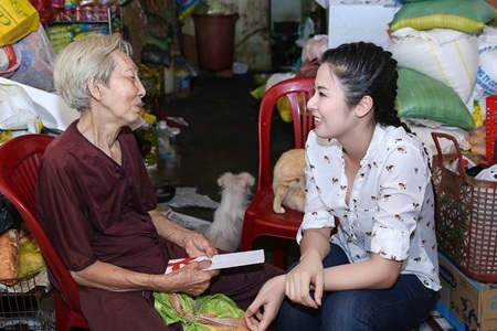 Hoa hậu Ngọc Hân thăm cụ bà neo đơn cưu mang chó mèo bị bỏ rơi - 1 Ngọc Hân đến thăm hỏi và tặng quà cho cụ bà