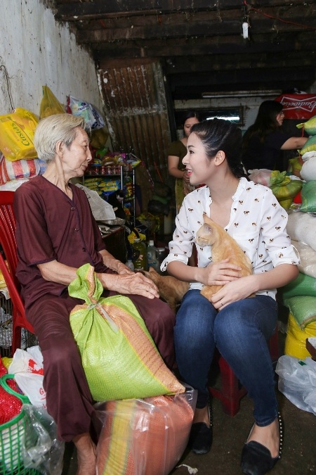 Hoa hậu Ngọc Hân thăm cụ bà neo đơn cưu mang chó mèo bị bỏ rơi - 2 Ngọc Hân đến thăm hỏi và tặng quà cho cụ bà