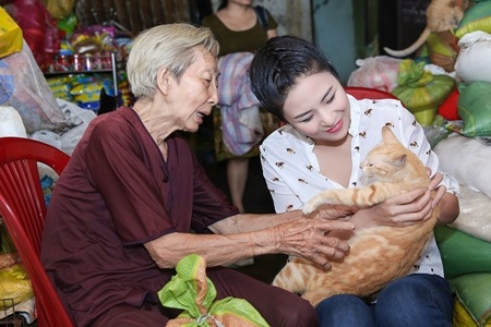 Hoa hậu Ngọc Hân thăm cụ bà neo đơn cưu mang chó mèo bị bỏ rơi - 3 Ngọc Hân đến thăm hỏi và tặng quà cho cụ bà