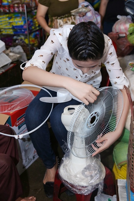 Hoa hậu Ngọc Hân thăm cụ bà neo đơn cưu mang chó mèo bị bỏ rơi - 5 Cựu hoa hậu Việt Nam tỷ mỷ lắp cây quạt mới để tặng cụ Quý