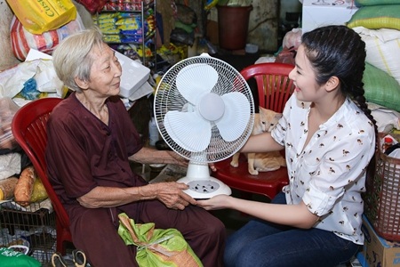 Hoa hậu Ngọc Hân thăm cụ bà neo đơn cưu mang chó mèo bị bỏ rơi - 7 Cựu hoa hậu Việt Nam tỷ mỷ lắp cây quạt mới để tặng cụ Quý