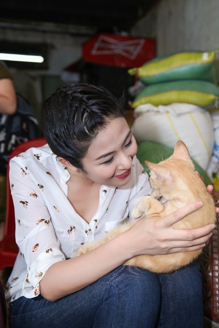 Hoa hậu Ngọc Hân thăm cụ bà neo đơn cưu mang chó mèo bị bỏ rơi - 8 Cô được nghe cụ bà kể những câu chuyện về những chú mèo bị bỏ rơi