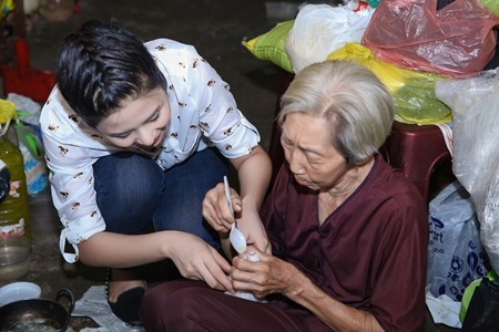 Hoa hậu Ngọc Hân thăm cụ bà neo đơn cưu mang chó mèo bị bỏ rơi - 12 Ngọc Hân cùng với cụ bà cho các chú mèo ăn.