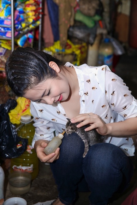 Hoa hậu Ngọc Hân thăm cụ bà neo đơn cưu mang chó mèo bị bỏ rơi - 13 Cô cảm thấy xúc động với chuyến thăm này và hy vọng sẽ càng có nhiều tấm lòng hảo tâm giúp đỡ cụ bà