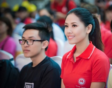 Hoa hậu biển Nguyễn Thị Loan làm đại sứ của “Hành trình đỏ” - 1 Nguyễn Thị Loan xinh tươi trong ngày phát động chương trình tình nguyện xuyên Việt