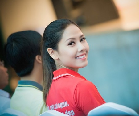 Hoa hậu biển Nguyễn Thị Loan làm đại sứ của “Hành trình đỏ” - 2 Nguyễn Thị Loan xinh tươi trong ngày phát động chương trình tình nguyện xuyên Việt