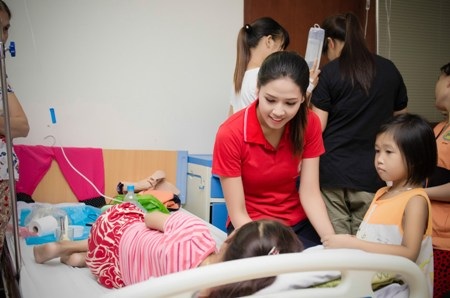 Hoa hậu biển Nguyễn Thị Loan làm đại sứ của “Hành trình đỏ” - 3 Người đẹp ân cần hỏi han sức khỏe các bệnh nhân tại bệnh viện thuộc Viện huyết học trung ương