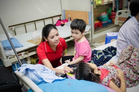 Hoa hậu biển Nguyễn Thị Loan làm đại sứ của “Hành trình đỏ” - 4 Nguyễn Thị Loan nhẹ nhàng trò chuyện cùng các em nhỏ