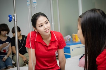 Hoa hậu biển Nguyễn Thị Loan làm đại sứ của “Hành trình đỏ” - 5 Người đẹp xúc động khi nghe bệnh nhân kể về hoàn cảnh bệnh tình