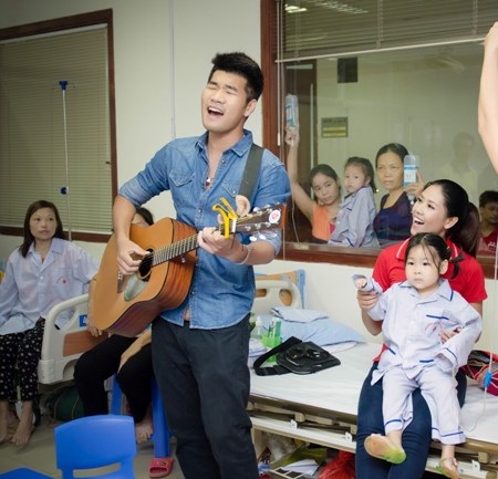 Hoa hậu biển Nguyễn Thị Loan làm đại sứ của “Hành trình đỏ” - 6 Tạ Quang Thắng cũng đã hát một vài ca khúc tặng các bệnh nhân nơi đây