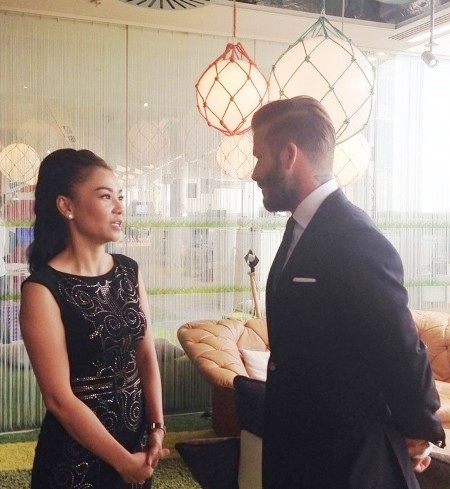 Thu Minh tươi tắn bên hoàng tử Anh và David Beckham - 6 Thu Minh cũng gặp gỡ David Beckham và trò chuyện cùng danh thủ nổi tiếng này