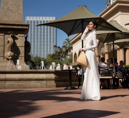 Mời độc giả cùng xem video clip 80 hoa hậu các nước nói tiếng Việt “Xin chào Việt Nam”: