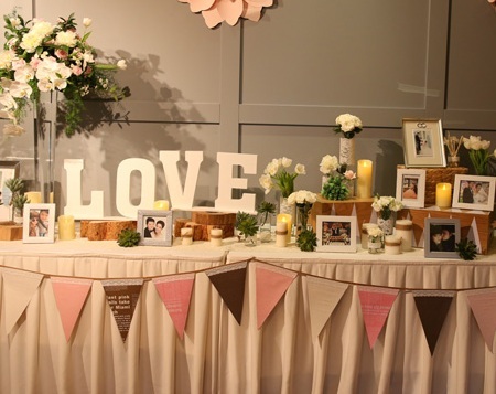 Không gian cưới được trang trí toàn sắc trắng để đón khoảng 1000 khách mời