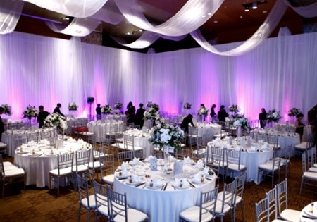 Không gian cưới được trang trí toàn sắc trắng để đón khoảng 1000 khách mời