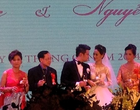 Cô dâu chú rể xuất hiện trên sân khấu cùng ba mẹ hai bên