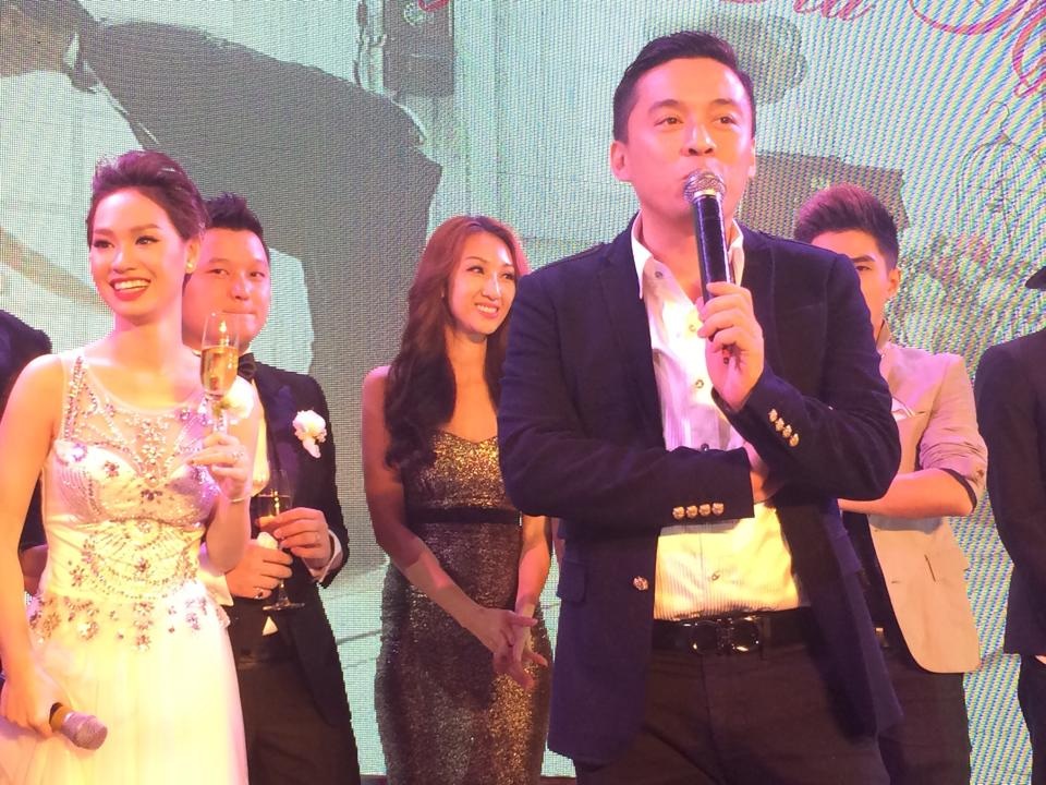 Ca sỹ Lam Trường lên sân khấu góp vui cho đêm tiệc và chúc phúc cho cặp đôi mới cưới