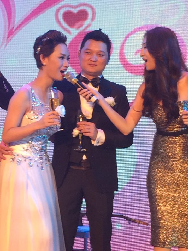 Lều Phương Anh phỏng vấn và trêu đùa cô dâu 