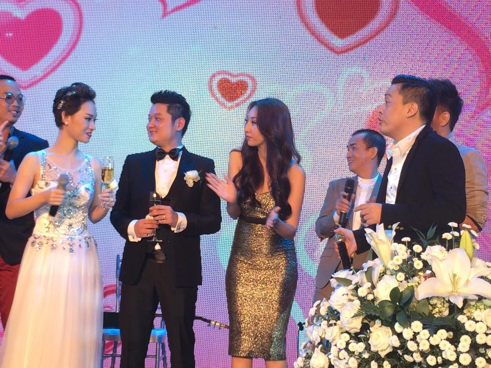 Đây cũng là tiết mục góp vui của các đồng nghiệp trong đoàn phim