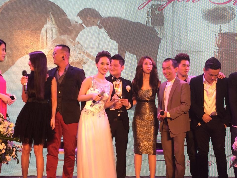 Bạn bè đồng nghiệp đều vui mừng chúc phúc cho Trà My và ông xã 