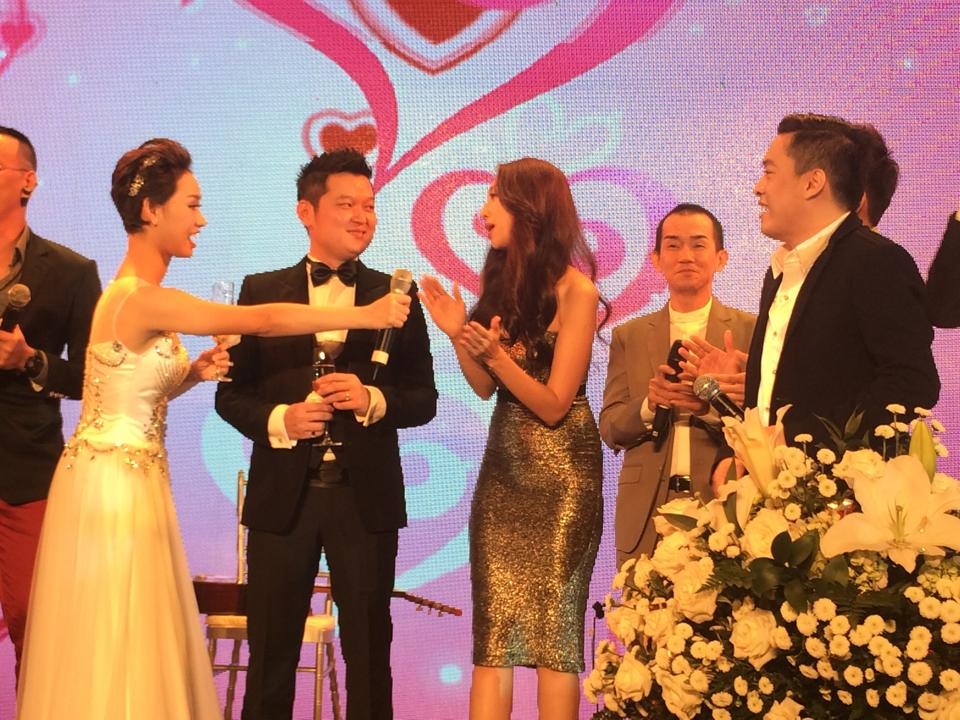 Bạn bè đồng nghiệp đều vui mừng chúc phúc cho Trà My và ông xã 