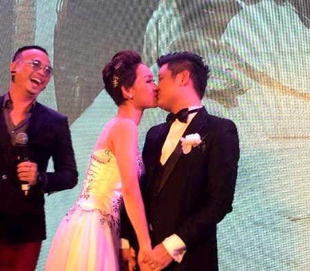 Cả hai trao nhau nụ hôn ngọt ngào trong tiếng reo hò của bạn bè