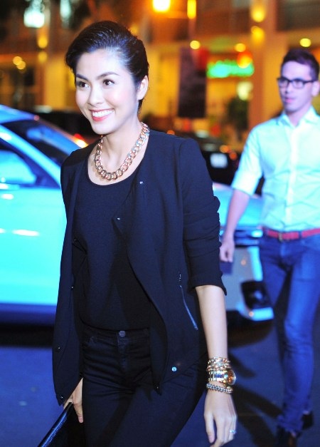 Tăng Thanh Hà kín đáo với bộ đồ đen tự thiết kế