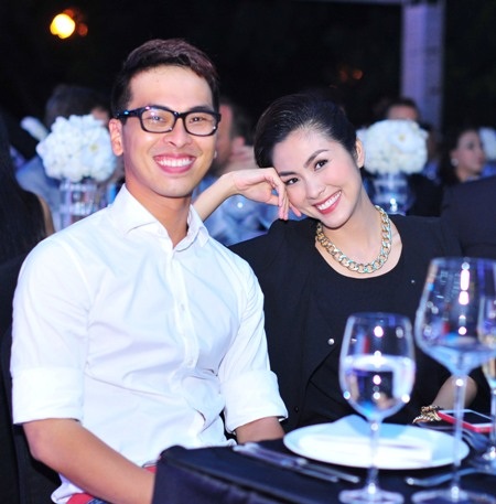 Tăng Thanh Hà tối qua cũng đi với một người bạn thân 