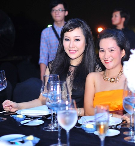 Hoa hậu Ngô Phương Lan cũng có mặt tại sự kiện, cô ngồi cạnh bà xã của Bình Minh