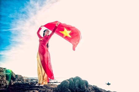 Hoa hậu Ngọc Hân diện áo dài cờ đỏ sao vàng ở đảo Lý Sơn - 1 Trí Hòa