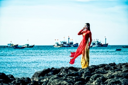 Hoa hậu Ngọc Hân diện áo dài cờ đỏ sao vàng ở đảo Lý Sơn - 3 Trí Hòa