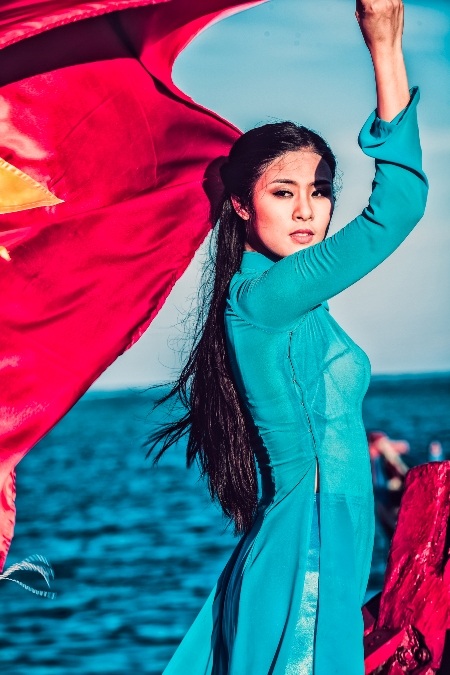 Hoa hậu Ngọc Hân diện áo dài cờ đỏ sao vàng ở đảo Lý Sơn - 7 Trí Hòa