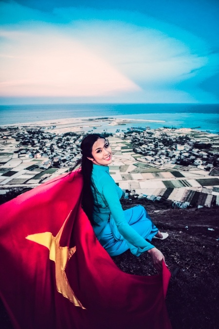 Hoa hậu Ngọc Hân diện áo dài cờ đỏ sao vàng ở đảo Lý Sơn - 8 Trí Hòa