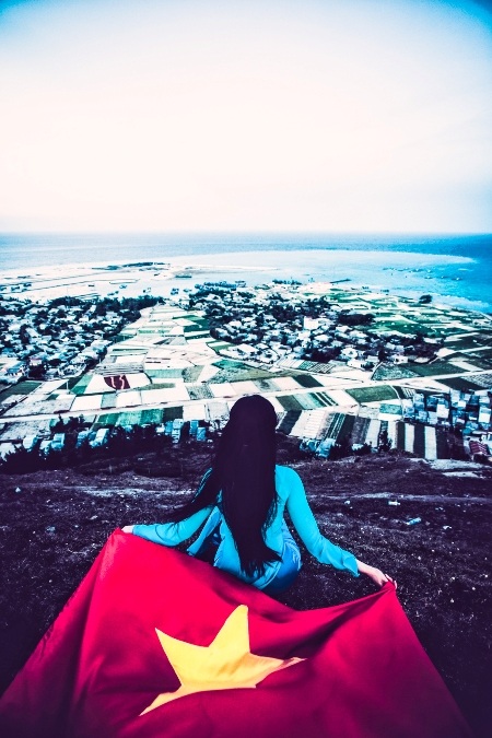 Hoa hậu Ngọc Hân diện áo dài cờ đỏ sao vàng ở đảo Lý Sơn - 9 Trí Hòa