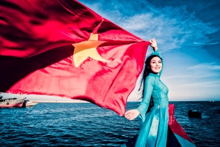 Hoa hậu Ngọc Hân diện áo dài cờ đỏ sao vàng ở đảo Lý Sơn - 10 Trí Hòa