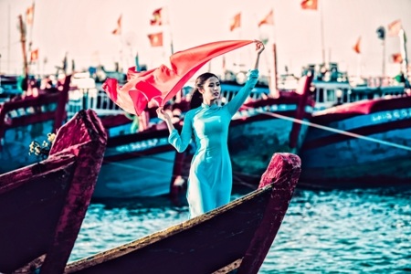 Hoa hậu Ngọc Hân diện áo dài cờ đỏ sao vàng ở đảo Lý Sơn - 11 Trí Hòa
