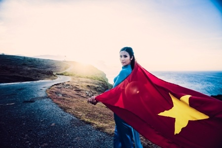 Hoa hậu Ngọc Hân diện áo dài cờ đỏ sao vàng ở đảo Lý Sơn - 12 Trí Hòa