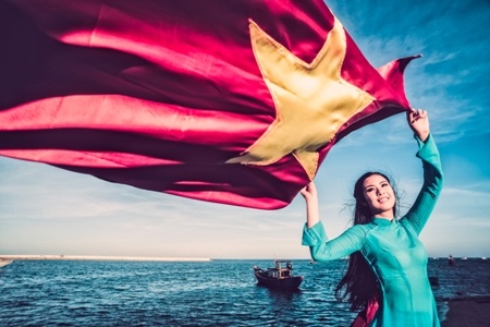 Hoa hậu Ngọc Hân diện áo dài cờ đỏ sao vàng ở đảo Lý Sơn - 13 Trí Hòa