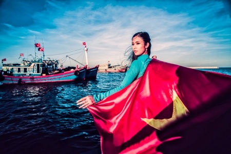 Hoa hậu Ngọc Hân diện áo dài cờ đỏ sao vàng ở đảo Lý Sơn - 15 Trí Hòa